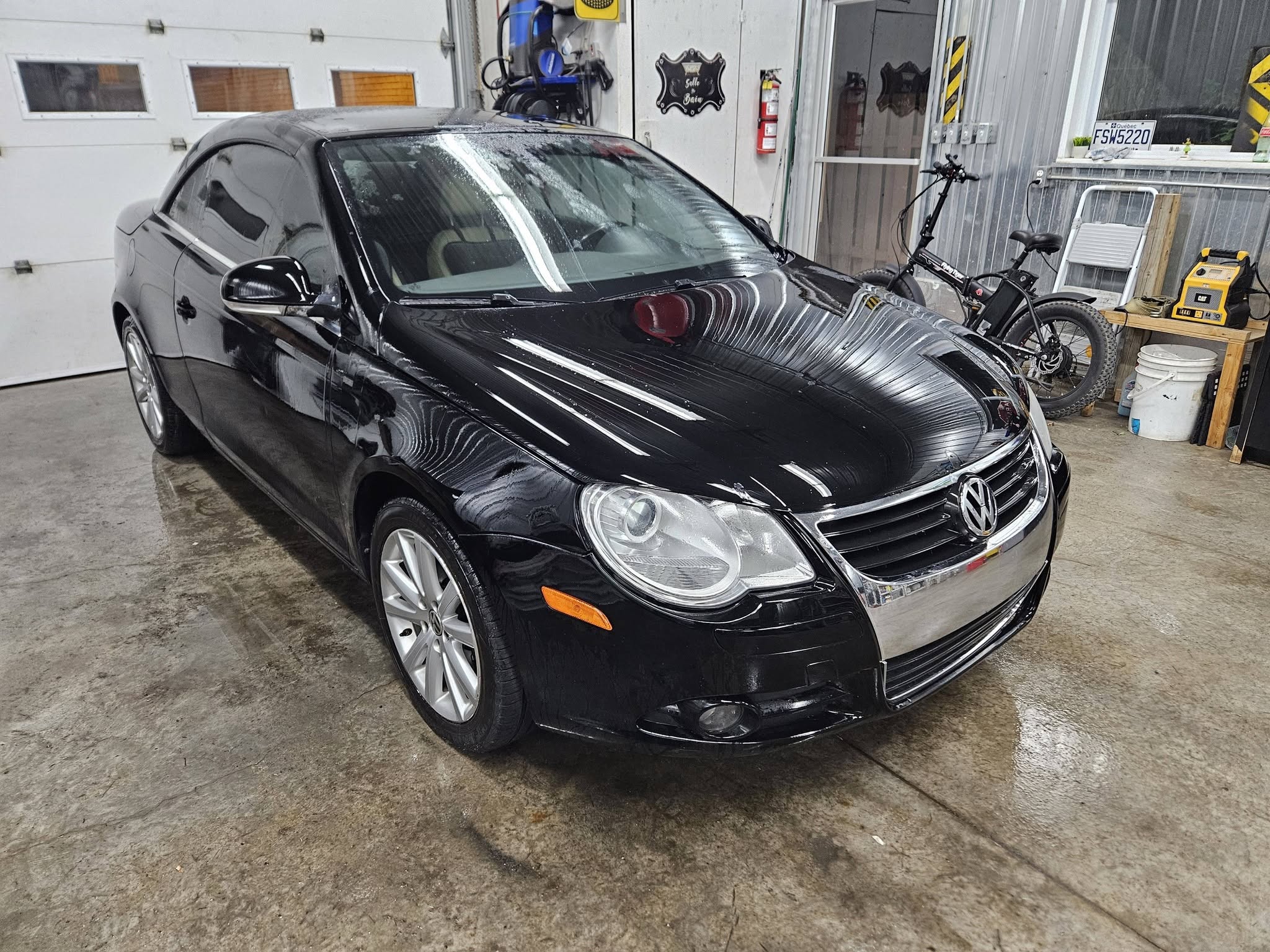 2007 Volkswagen Eos 2.0T Cabriolet - Image 2